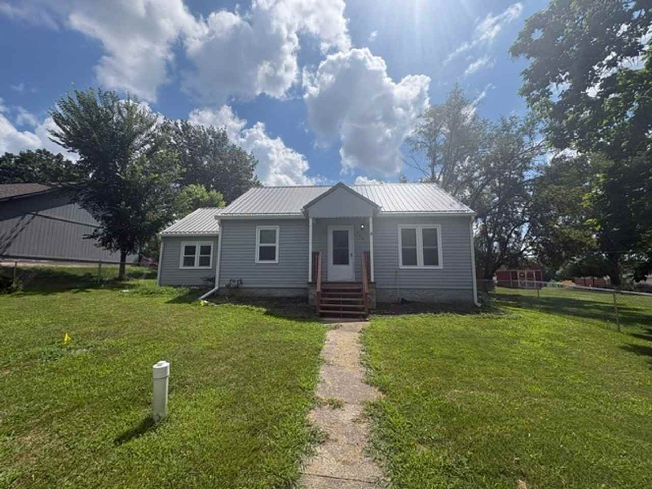 406 N Armstrong St - Photo 2 of 16