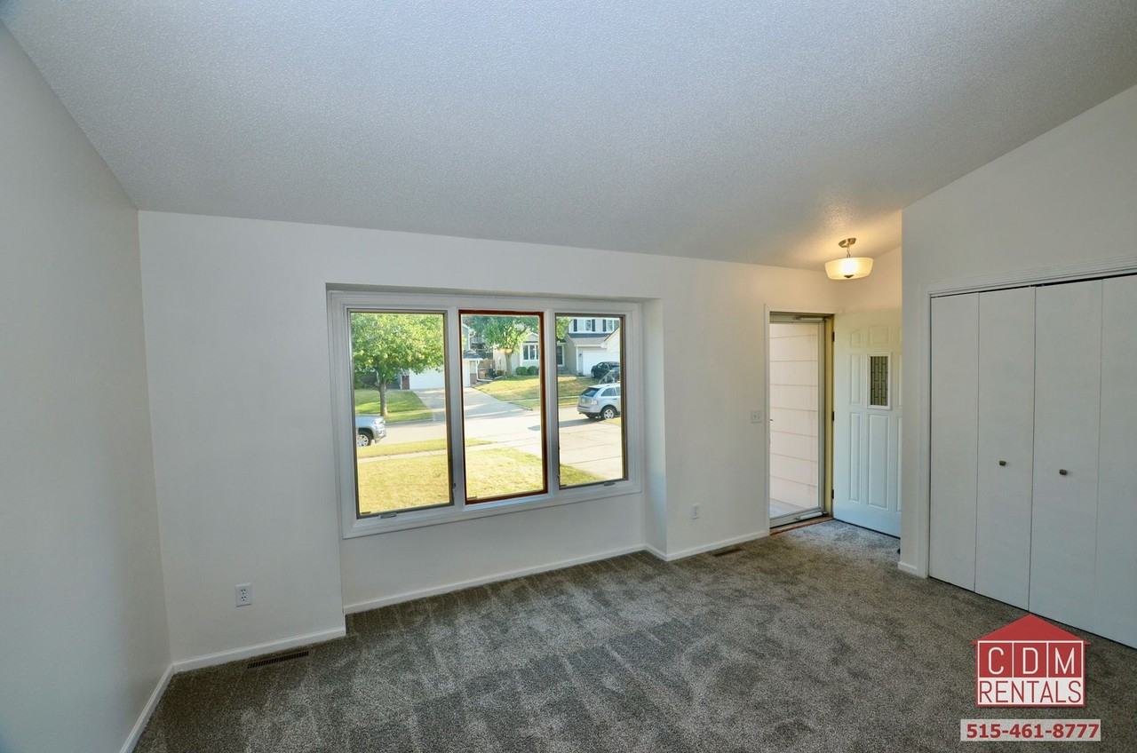 632 53rd St - Photo 3 of 18