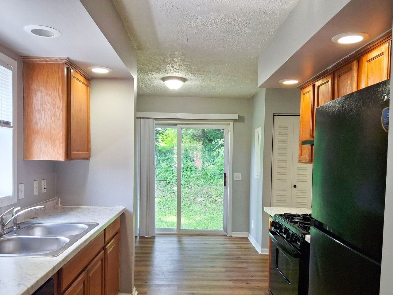 127 E Mulberry St - Photo 3 of 17