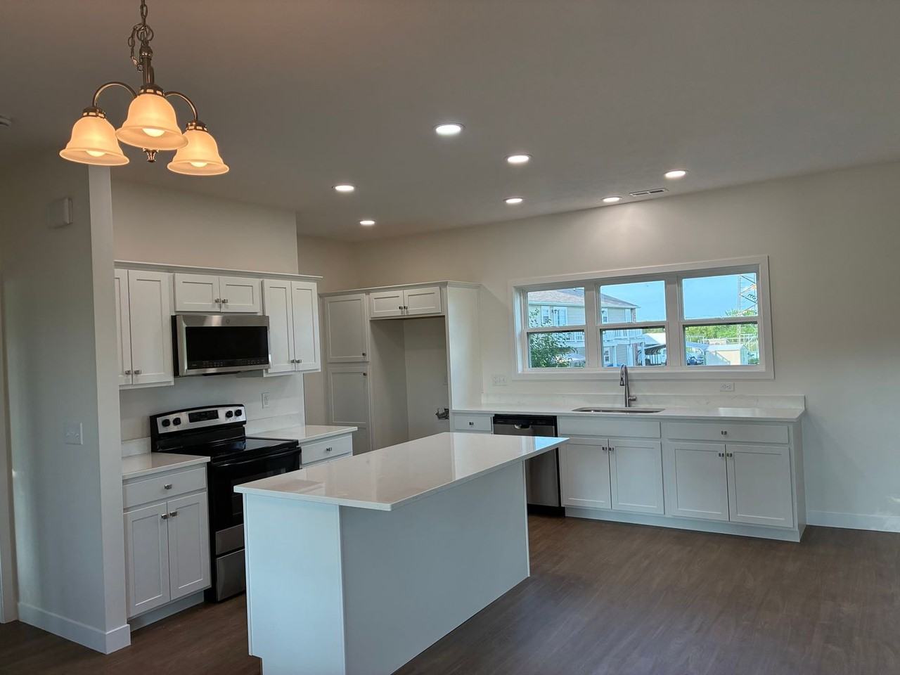 304 S Elm St - Photo 2 of 12