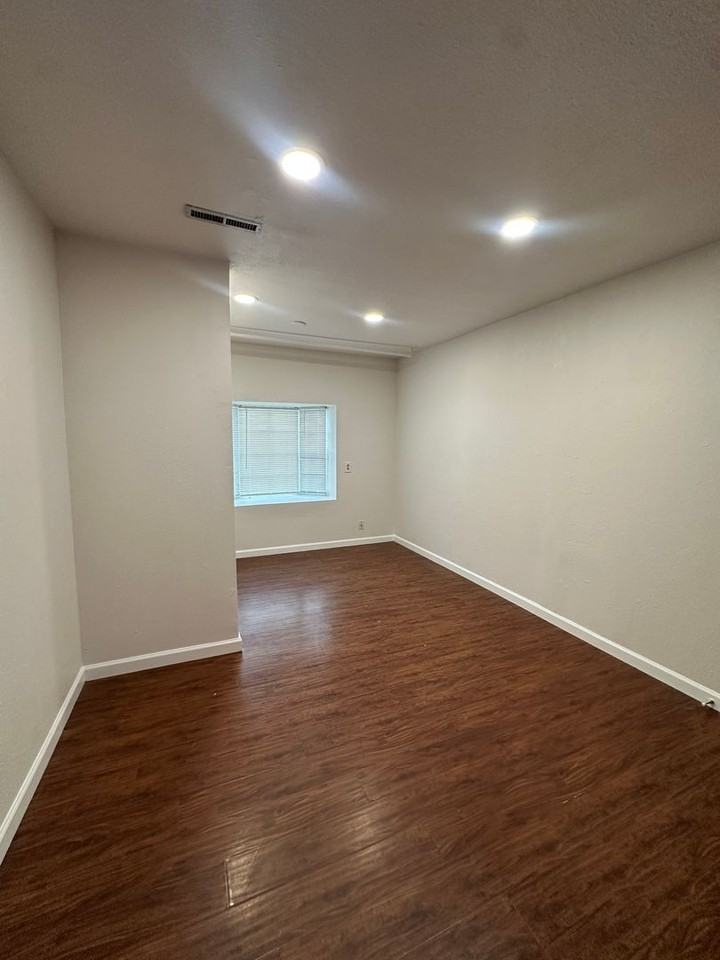 1055 Leyden St - Photo 3 of 8