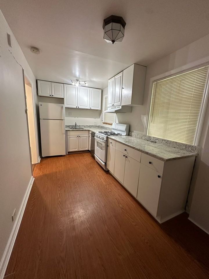 1055 Leyden St - Photo 5 of 8