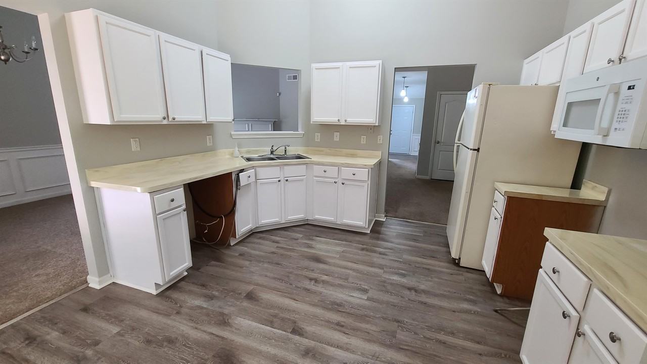 1593 Queen Elizabeth Dr #1 - Photo 5 of 18