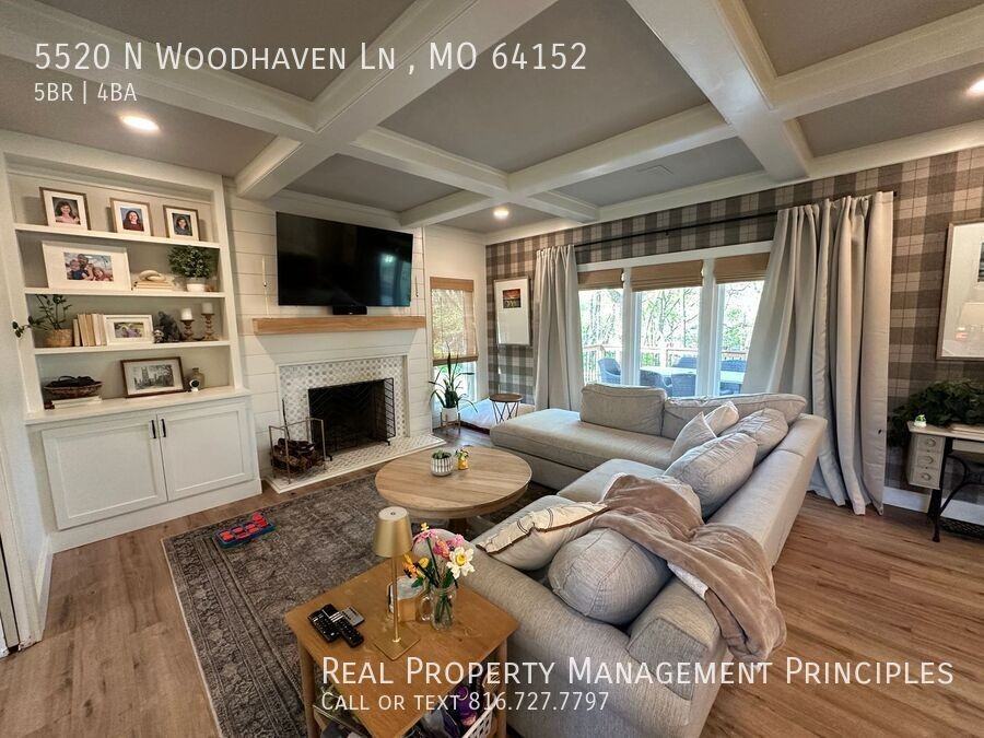 5520 N Woodhaven Ln - Photo 3 of 29