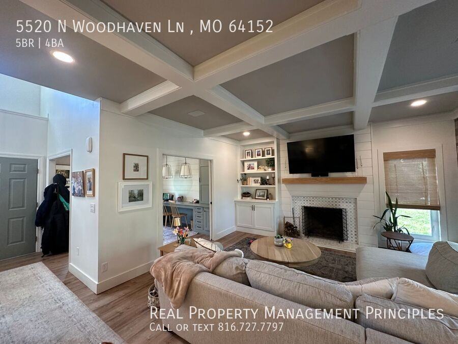 5520 N Woodhaven Ln - Photo 5 of 29