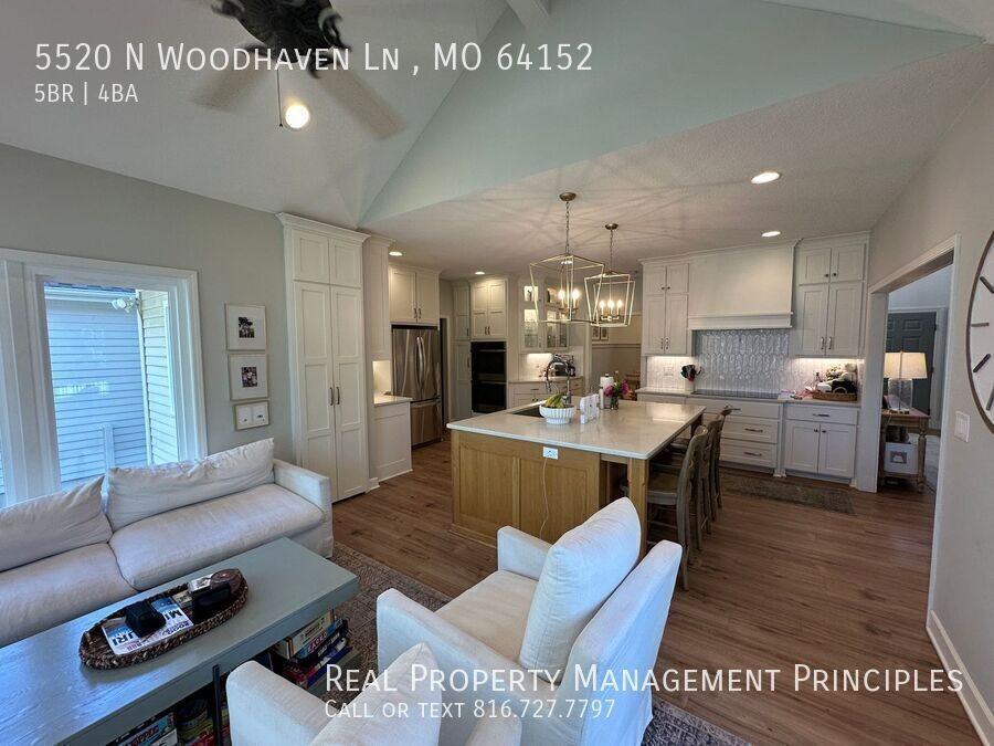 5520 N Woodhaven Ln - Photo 6 of 29