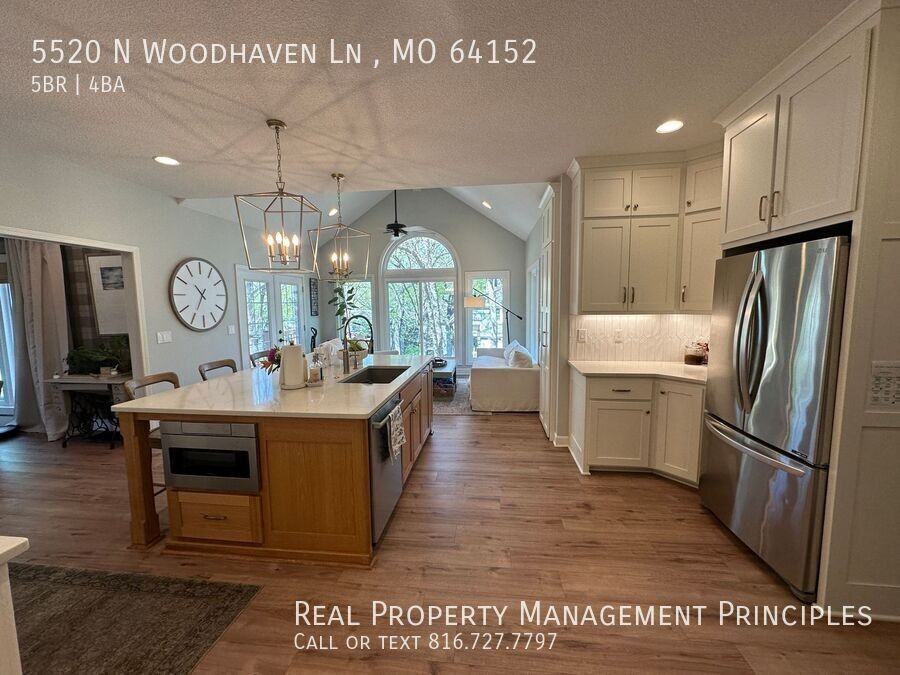 5520 N Woodhaven Ln - Photo 7 of 29