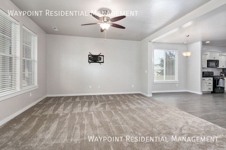 1142 W Parkstone St - Photo 5 of 36