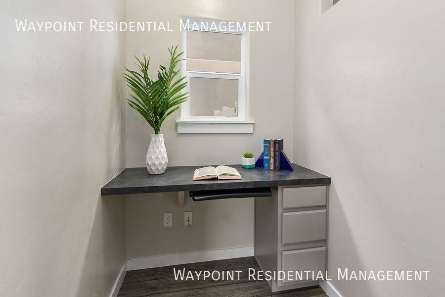 1142 W Parkstone St - Photo 7 of 36