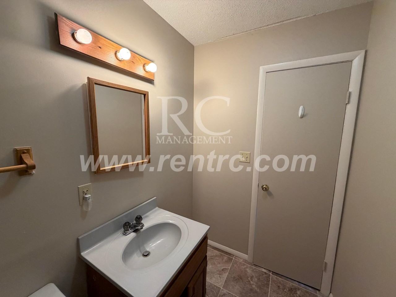 300 Vaught St Apt C2 - Photo 5 of 11