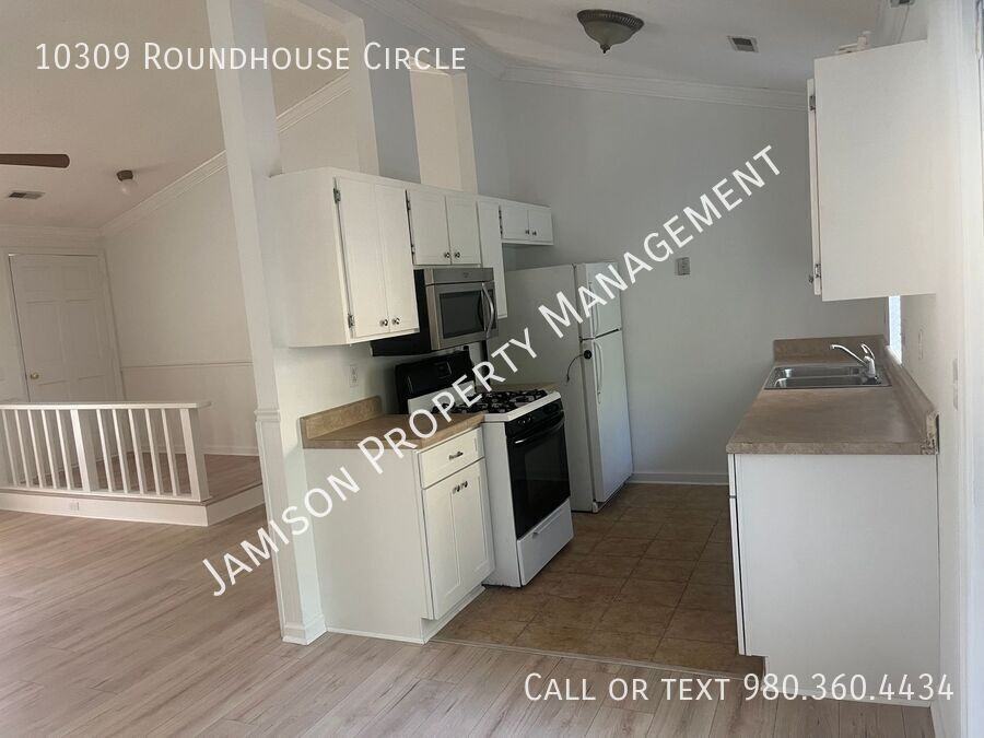 10309 Roundhouse Cir - Photo 4 of 17