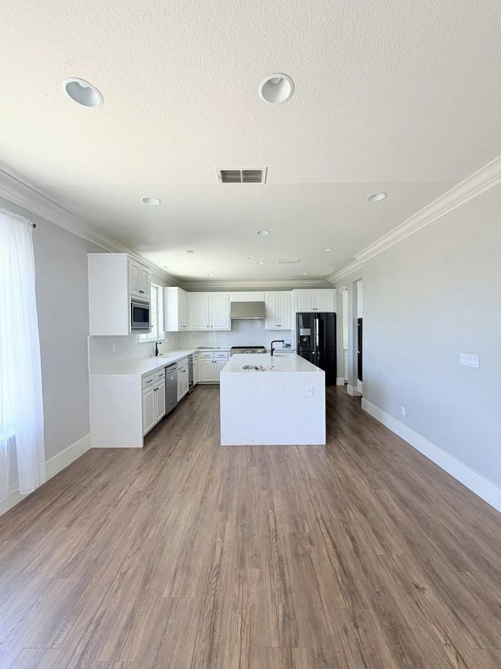 850 Monterey Court - Photo 4 of 33