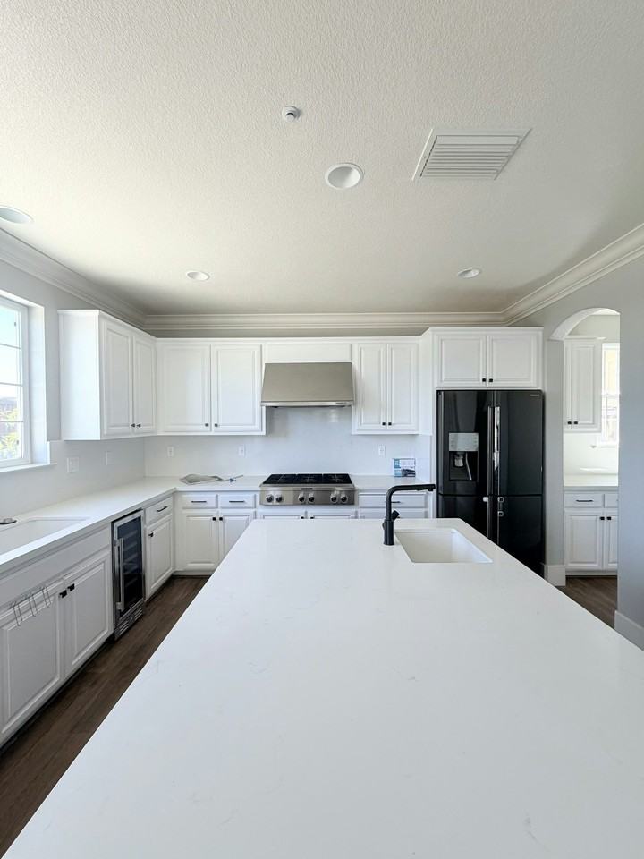 850 Monterey Court - Photo 5 of 33