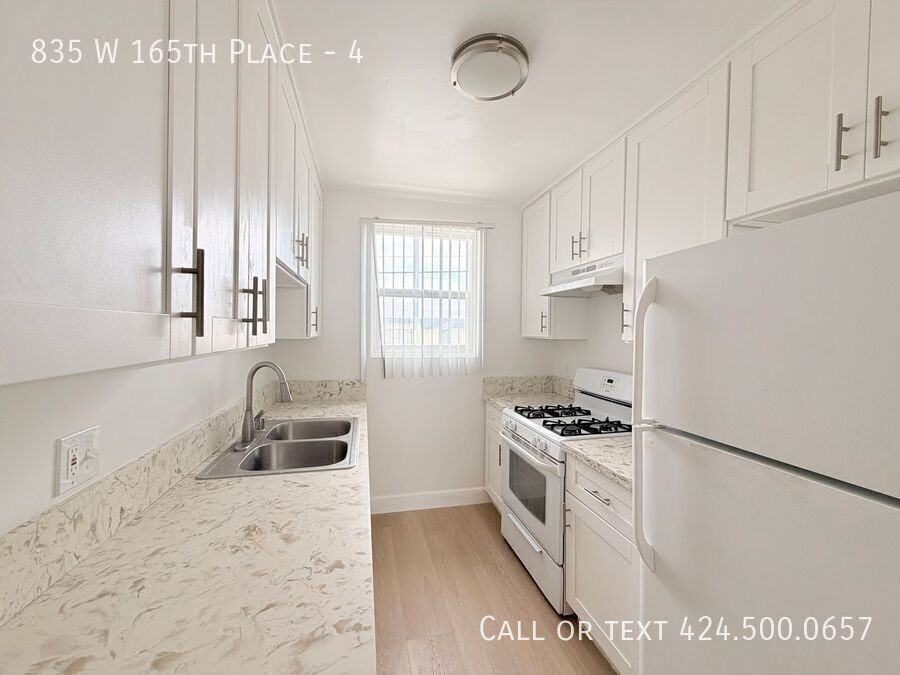 835 W 165th Pl #4 - Photo 3 of 8
