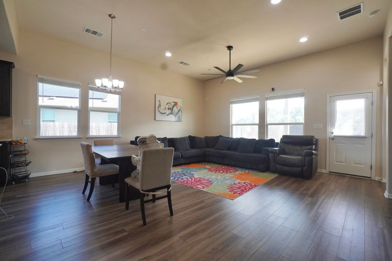 445 Arrowhead Vine St - Photo 3 of 38