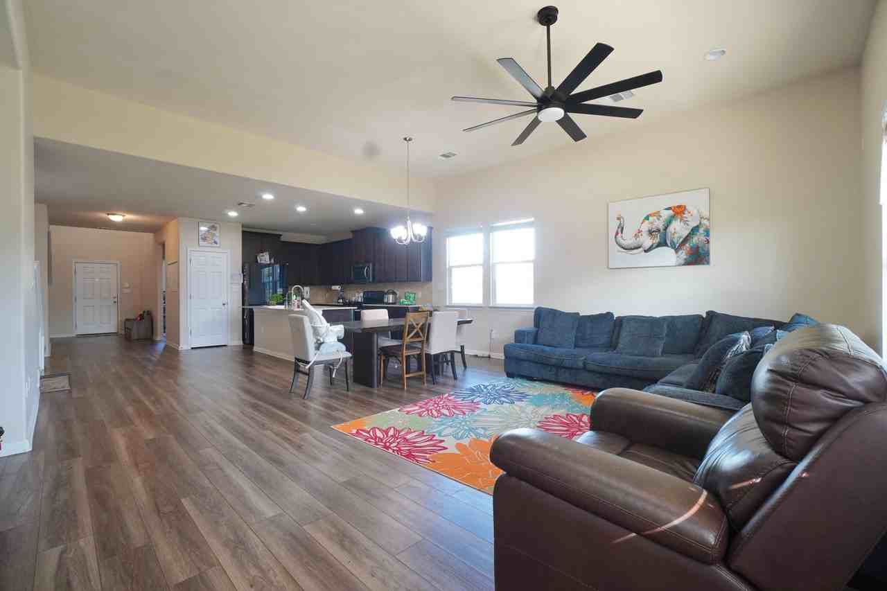 445 Arrowhead Vine St - Photo 2 of 38