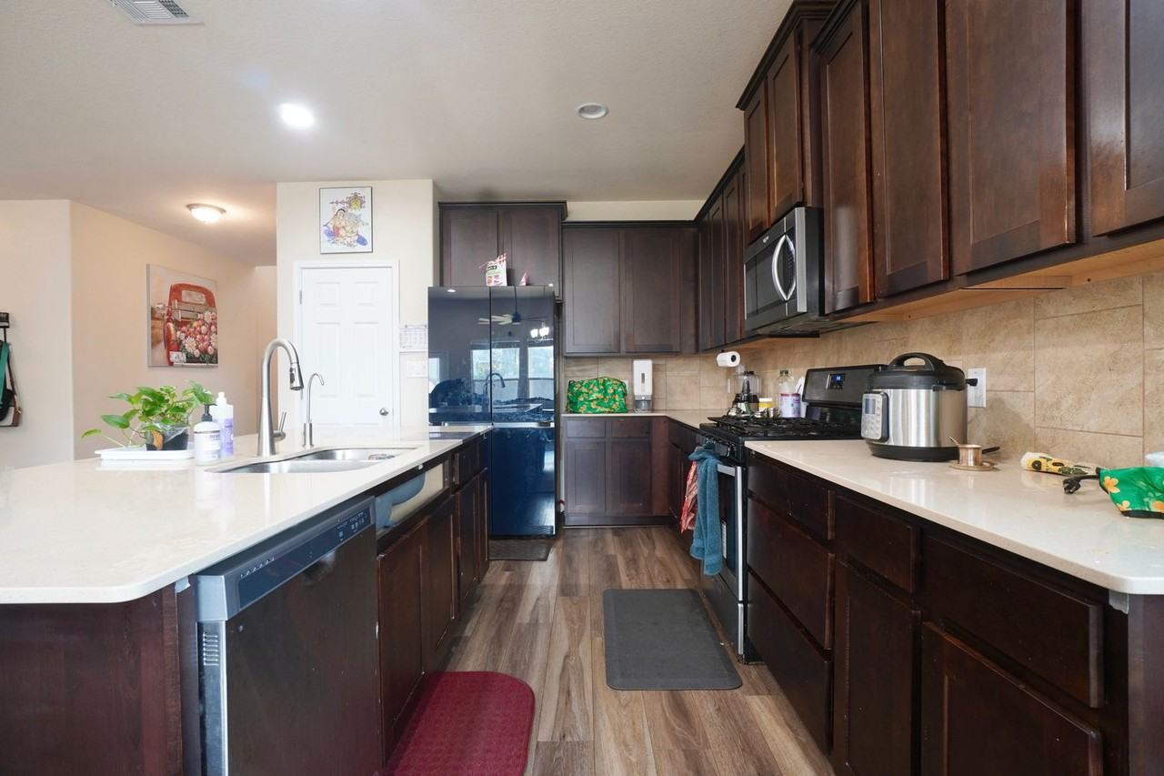 445 Arrowhead Vine St - Photo 4 of 38