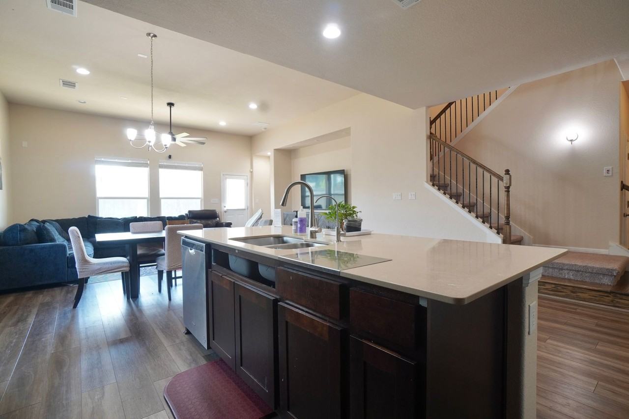 445 Arrowhead Vine St - Photo 4 of 38
