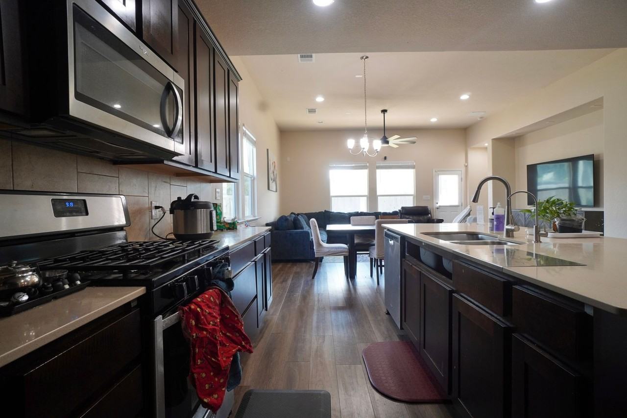 445 Arrowhead Vine St - Photo 7 of 38