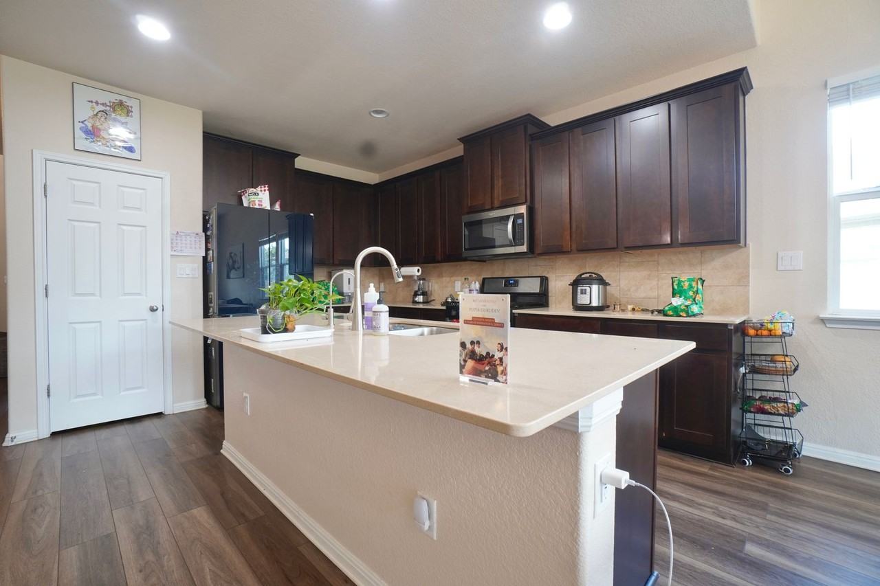 445 Arrowhead Vine St - Photo 5 of 38