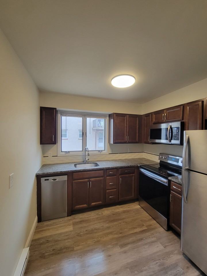 377 West Broad Street - Photo 2 of 10