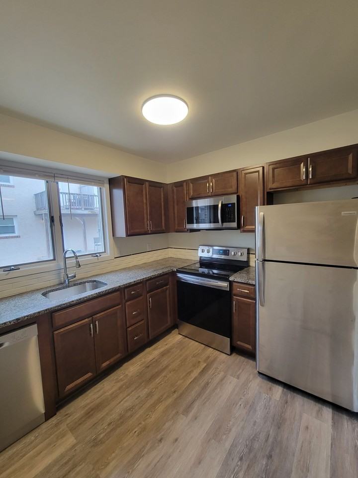 377 West Broad Street - Photo 3 of 10