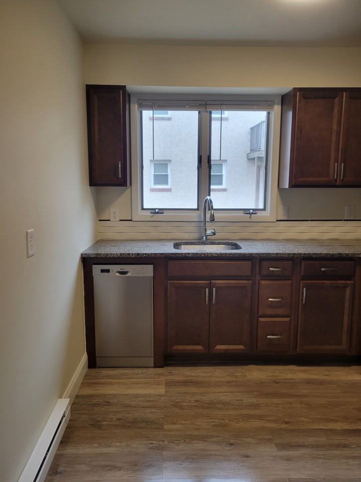 377 West Broad Street - Photo 4 of 10