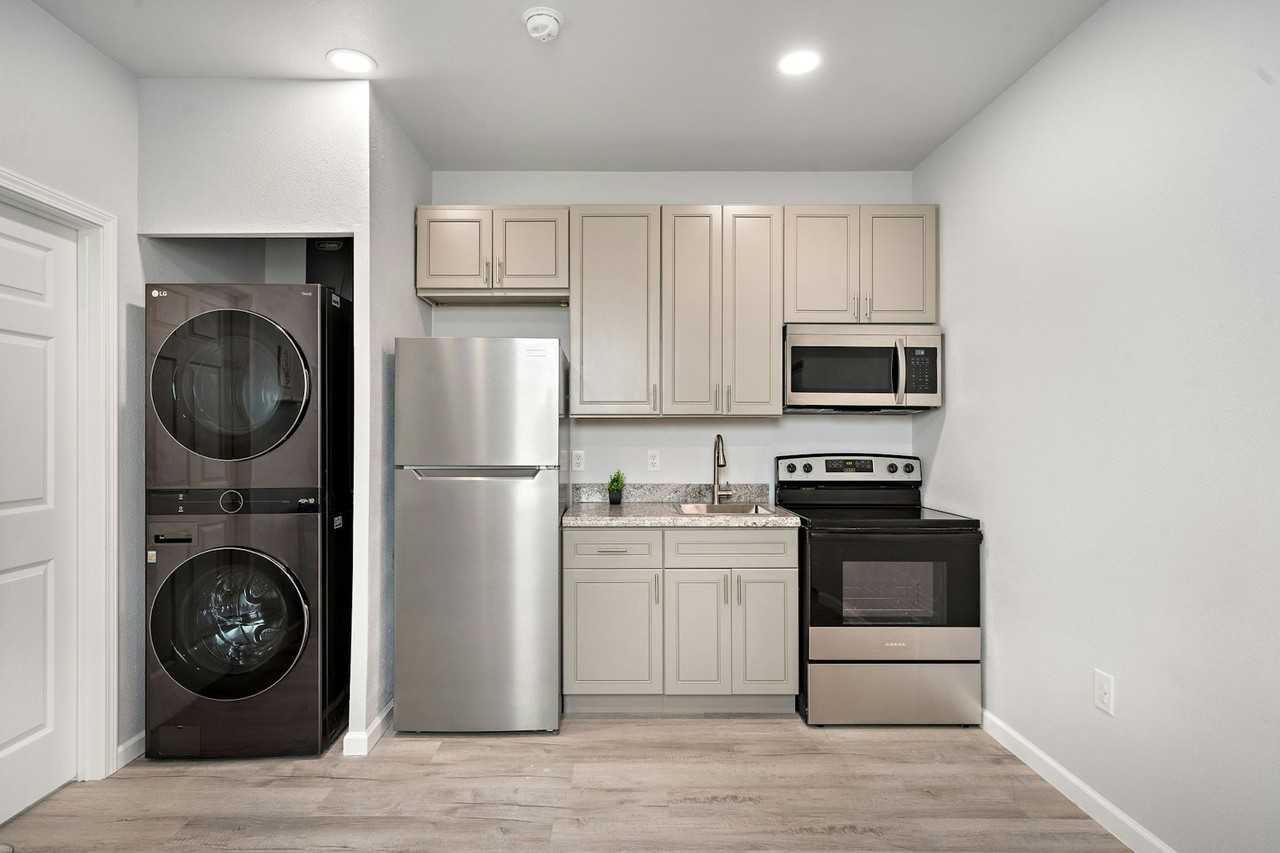 801 Avenue K, Unit D - Photo 3 of 29