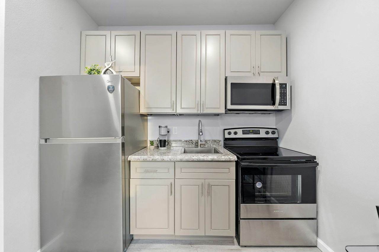 801 Avenue K, Unit D - Photo 4 of 29