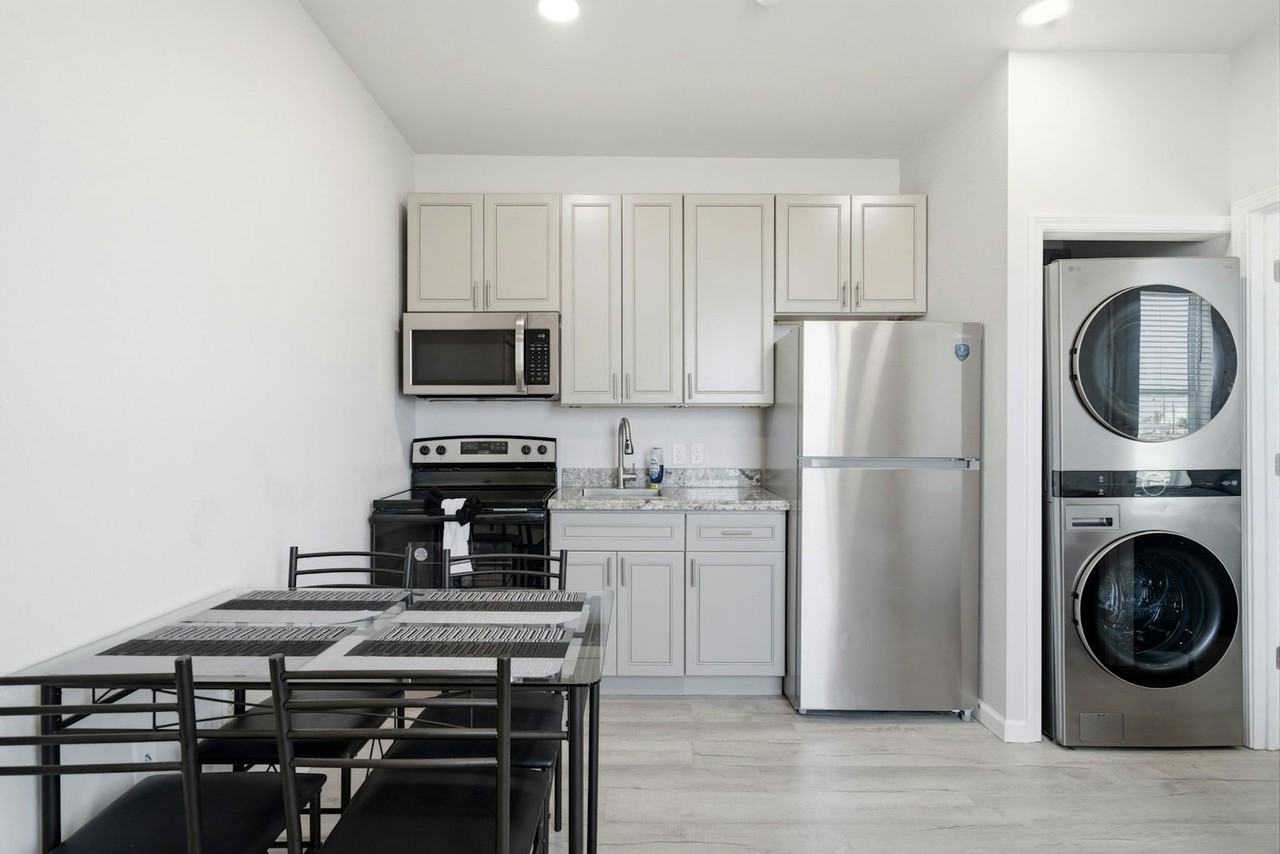801 Avenue K, Unit D - Photo 5 of 29