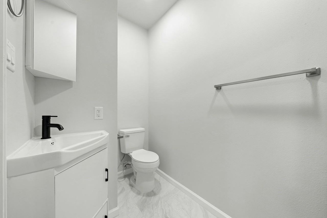 801 Avenue K, Unit D - Photo 6 of 29