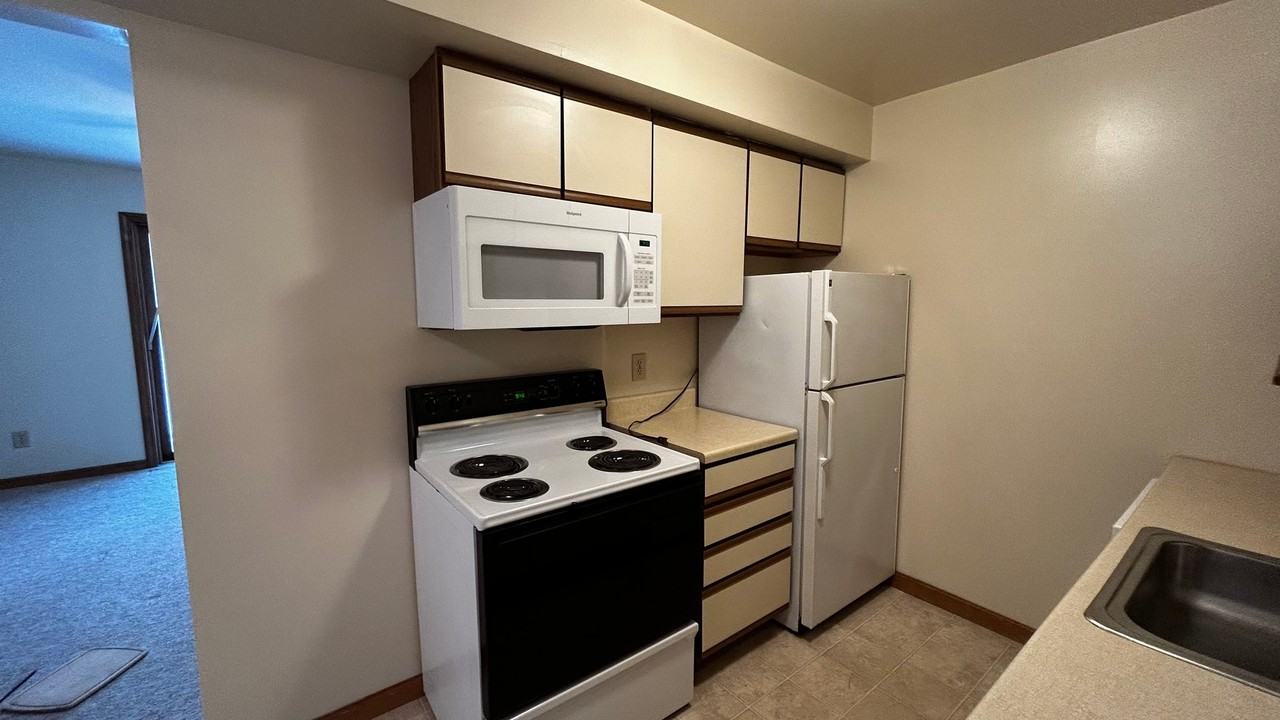 916 Kings Rd #304 - Photo 7 of 17