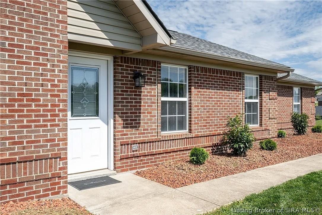 2801 Boulder Ct - Photo 2 of 10