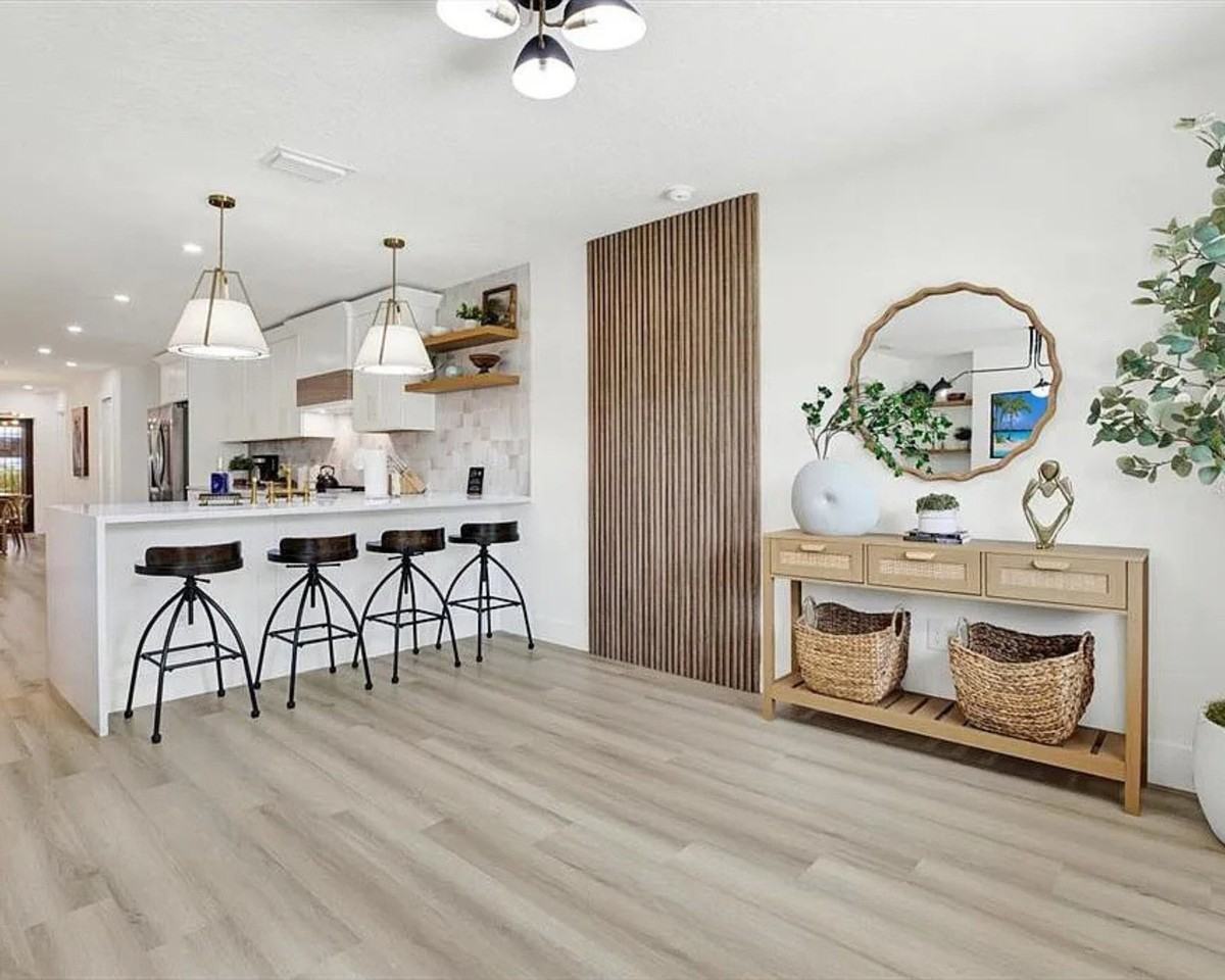 2905 W Collins St - Photo 3 of 20