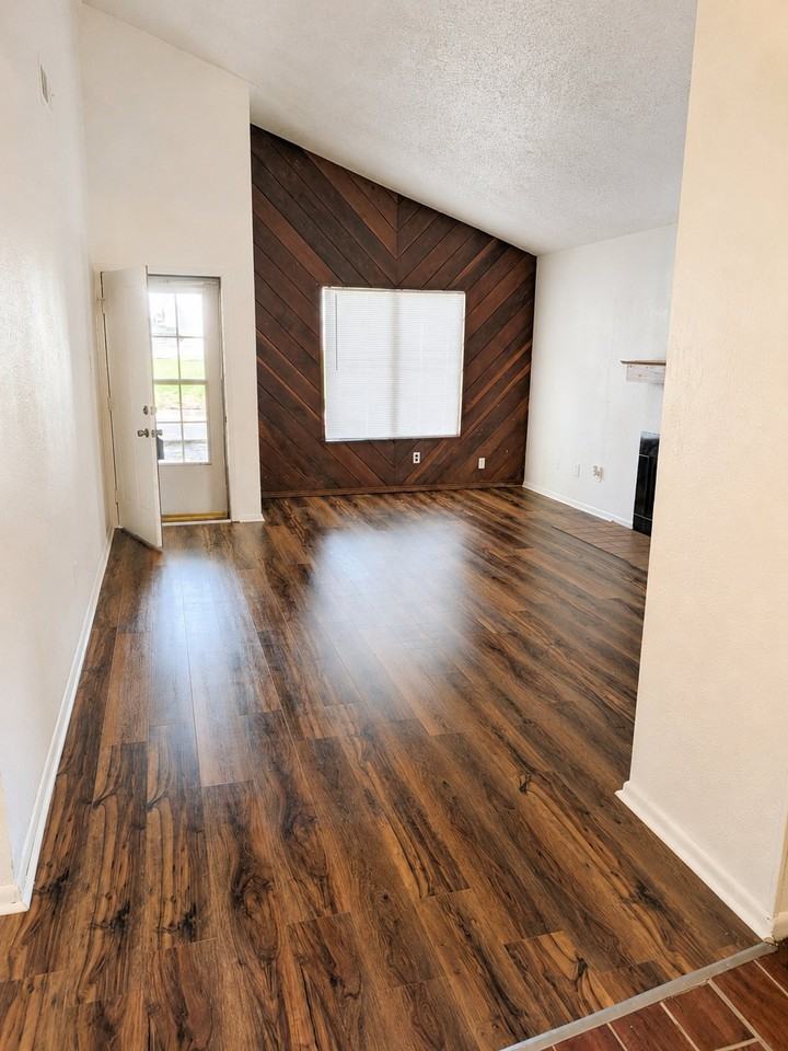 2303 De Lee St - Photo 2 of 8