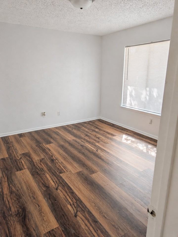 2303 De Lee St - Photo 3 of 8