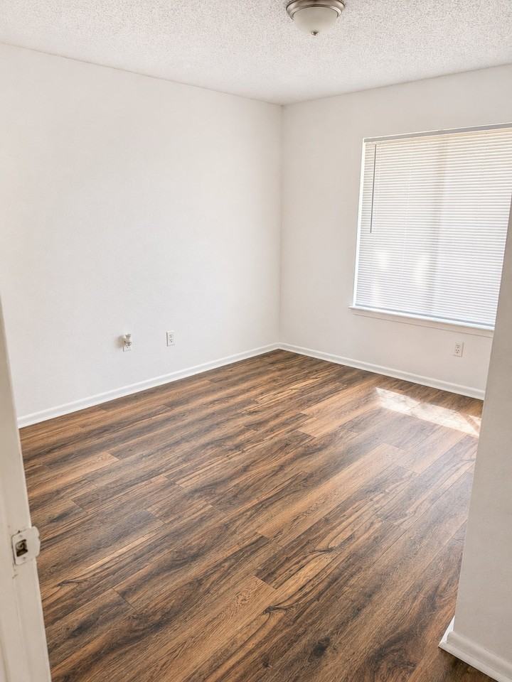 2303 De Lee St - Photo 4 of 8