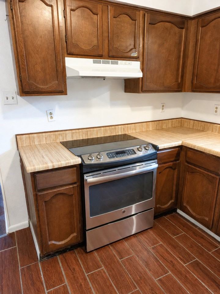 2303 De Lee St - Photo 6 of 8