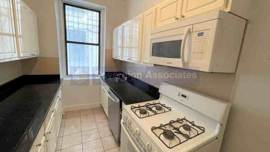 270 Fort Washington Ave - Photo 7 of 10