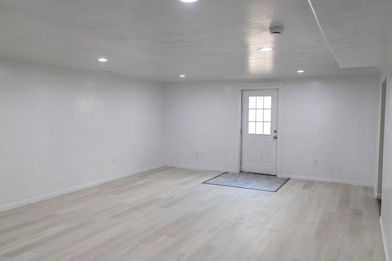 1066 E Searle Ln - Photo 4 of 18