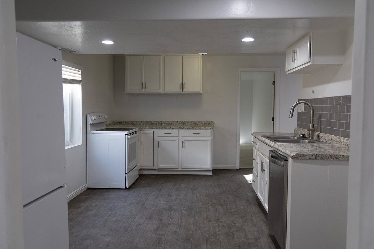 1066 E Searle Ln - Photo 5 of 18