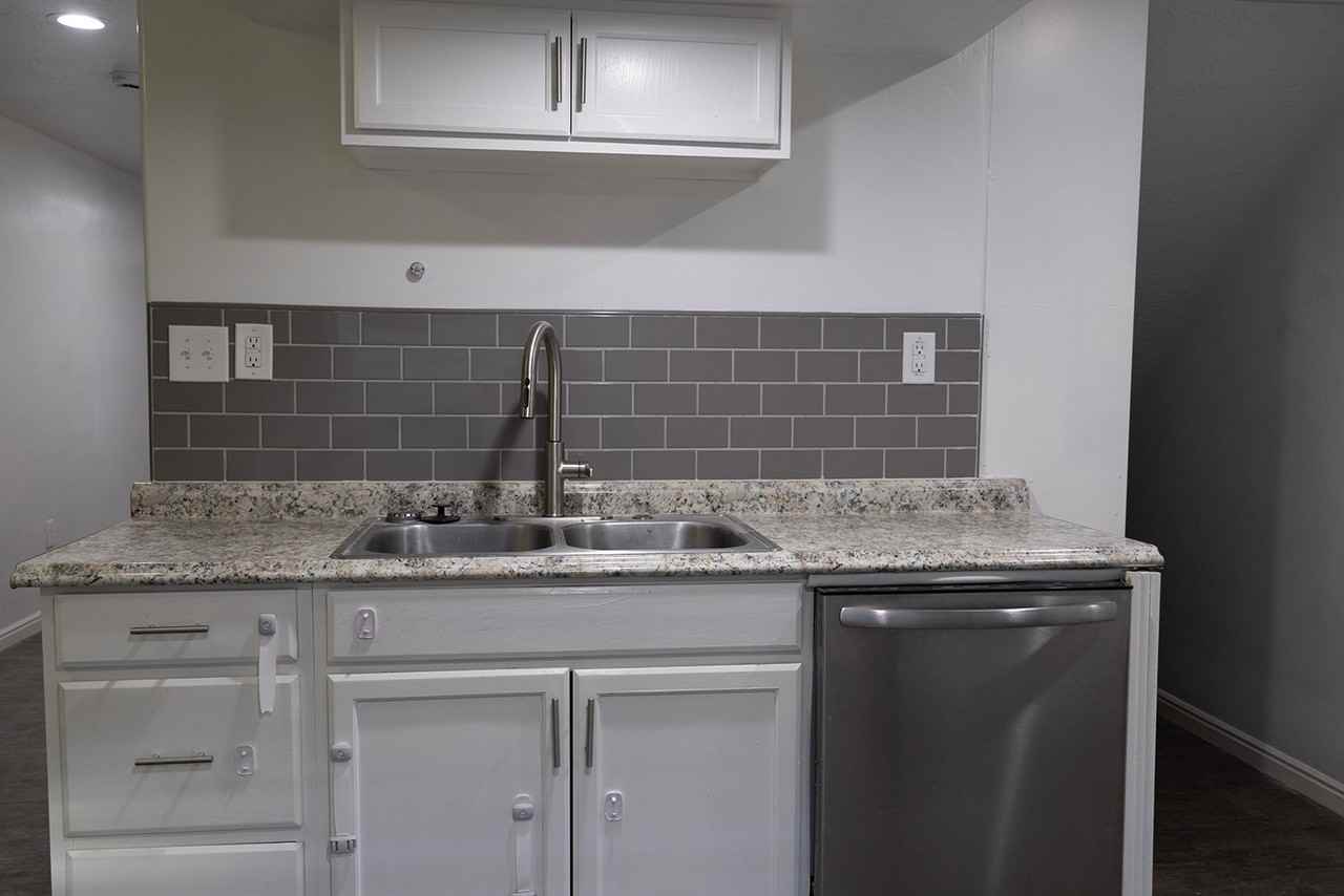 1066 E Searle Ln - Photo 6 of 18