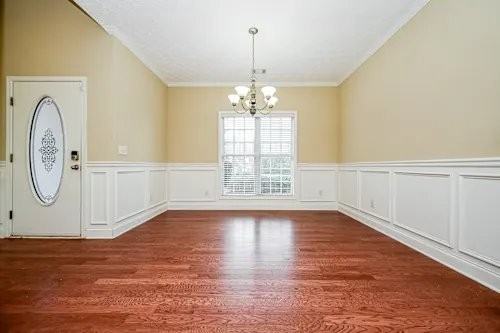 221 Hedgewood Dr - Photo 2 of 7