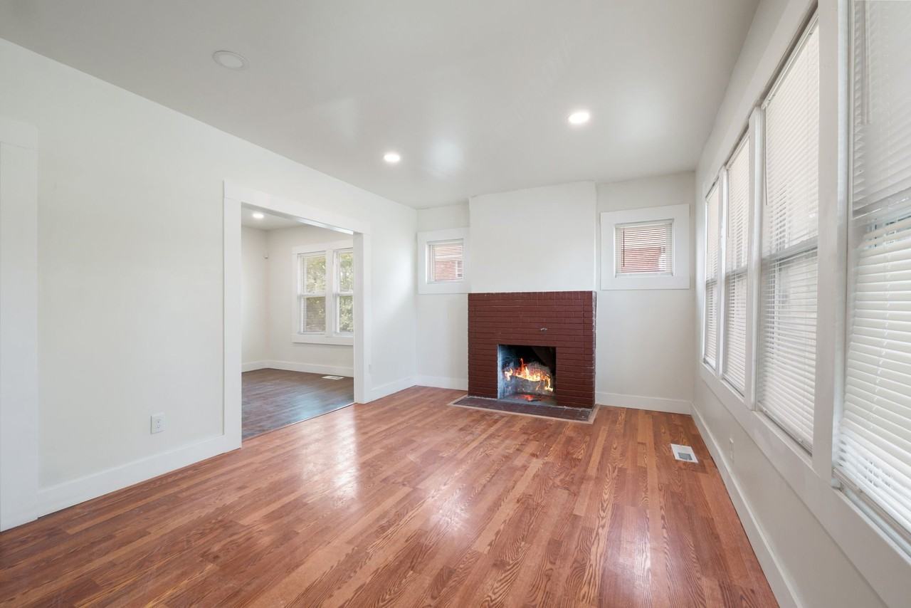 615 W Hollywood - Photo 3 of 20