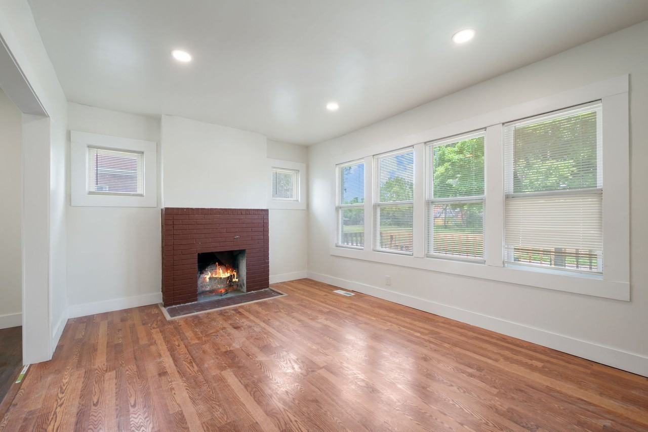 615 W Hollywood - Photo 4 of 20