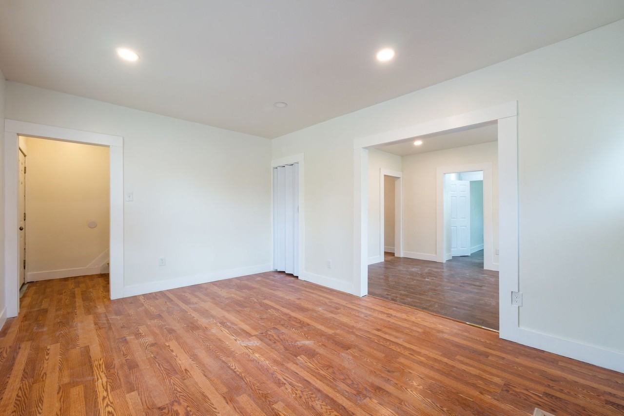 615 W Hollywood - Photo 5 of 20