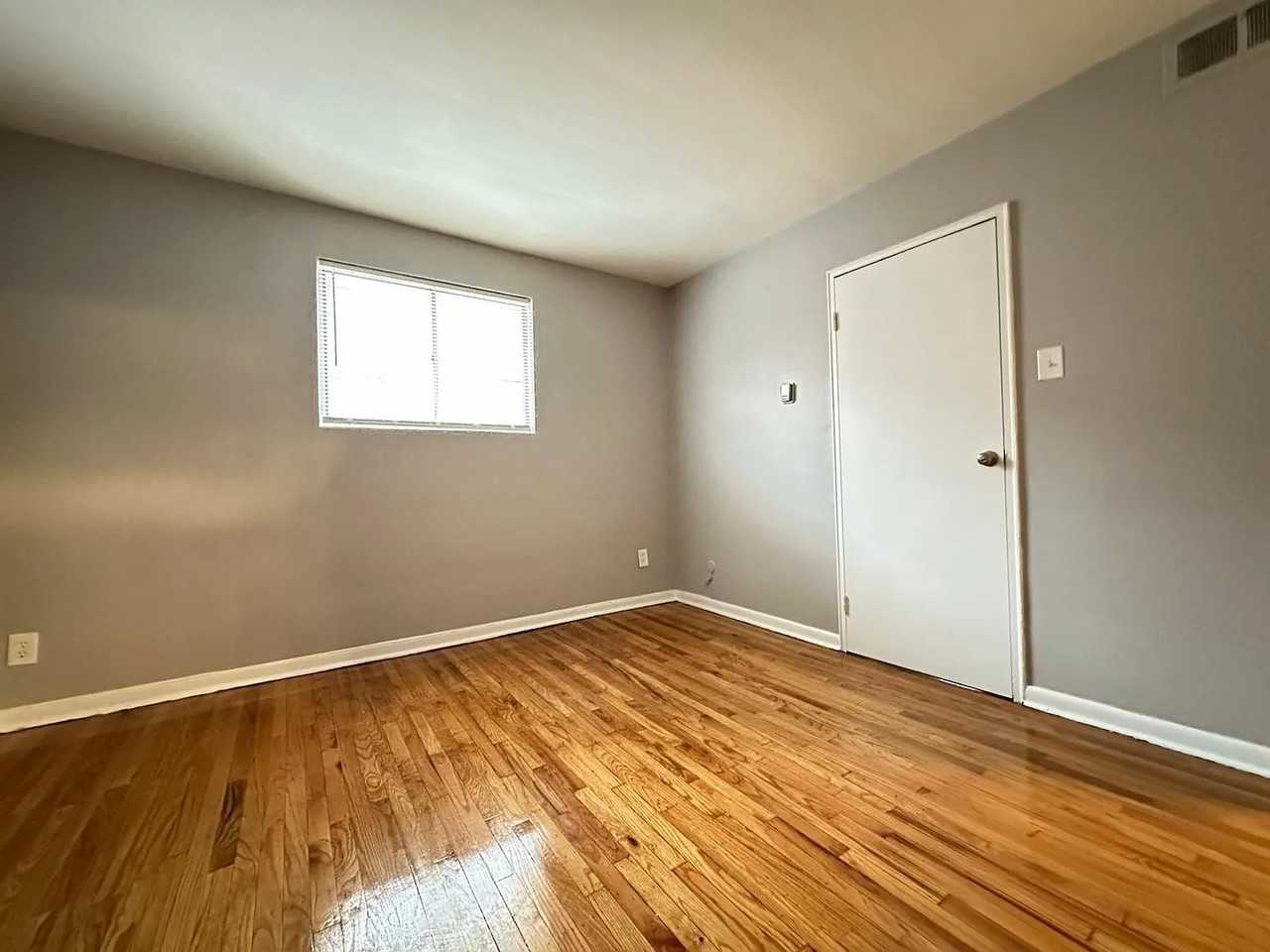 7100 Oxford Ave - Photo 5 of 8