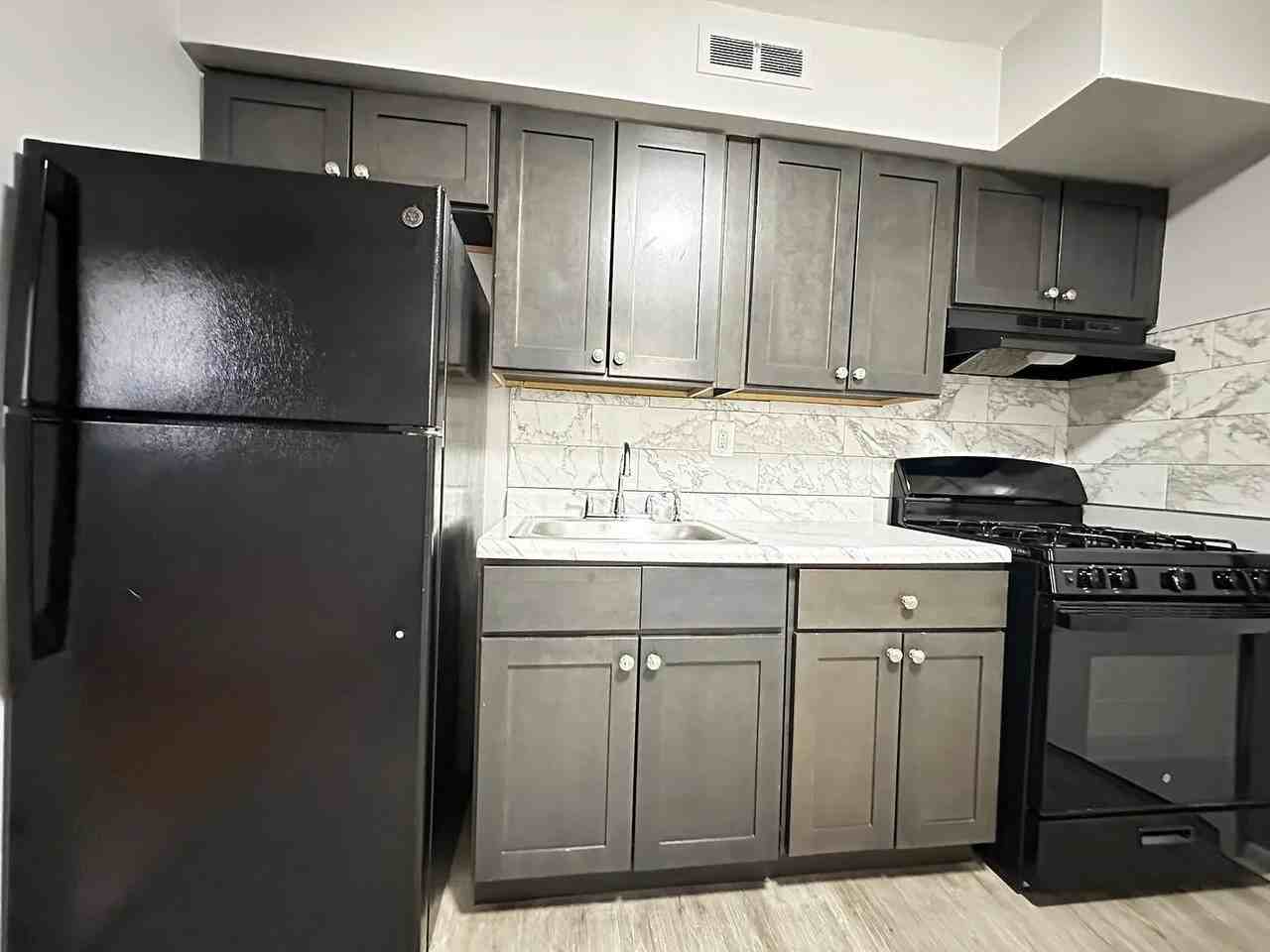 7100 Oxford Ave - Photo 7 of 8