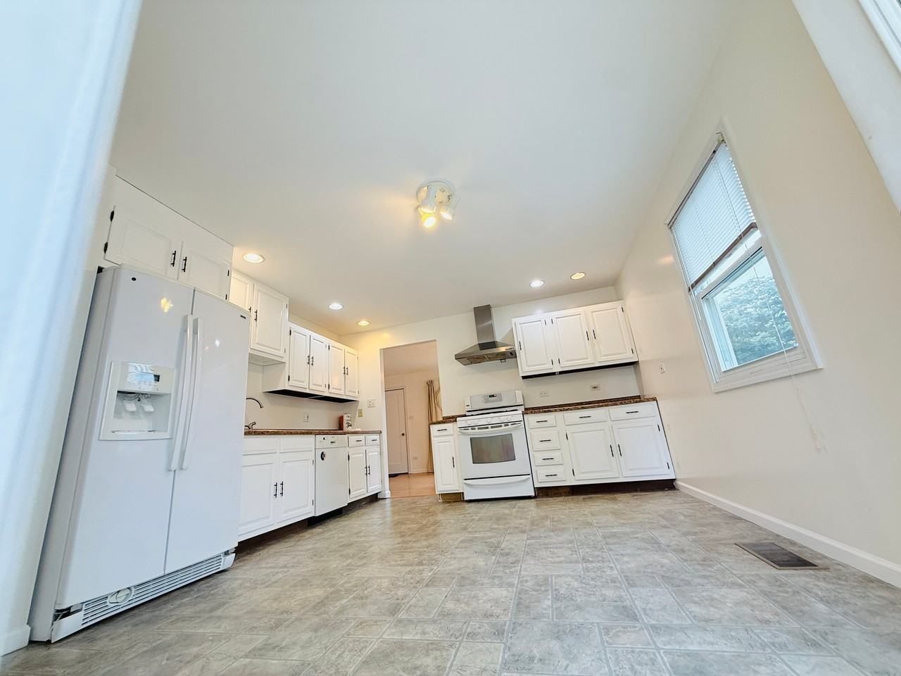 2904 Stork Ct - Photo 2 of 17