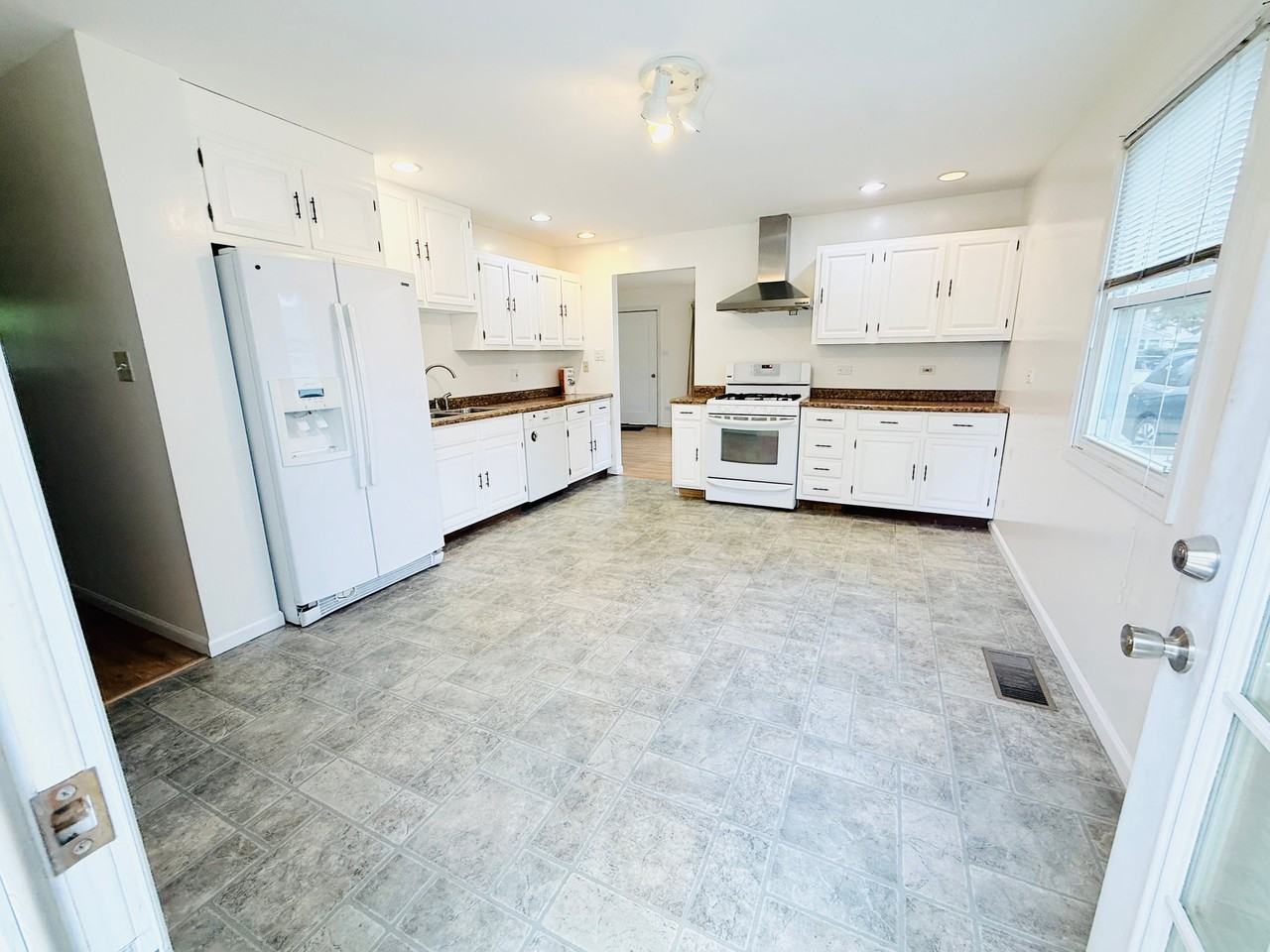 2904 Stork Ct - Photo 4 of 17